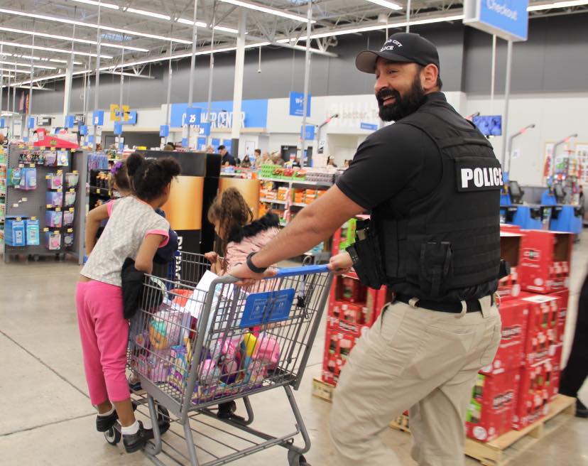 children with officer shopping for Christmas